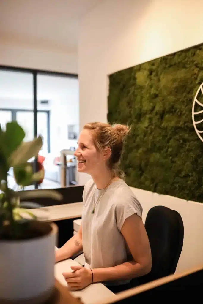 Empfangsbereich der MOJO Physiotherapie in Hennef mit freundlicher Begrüßung