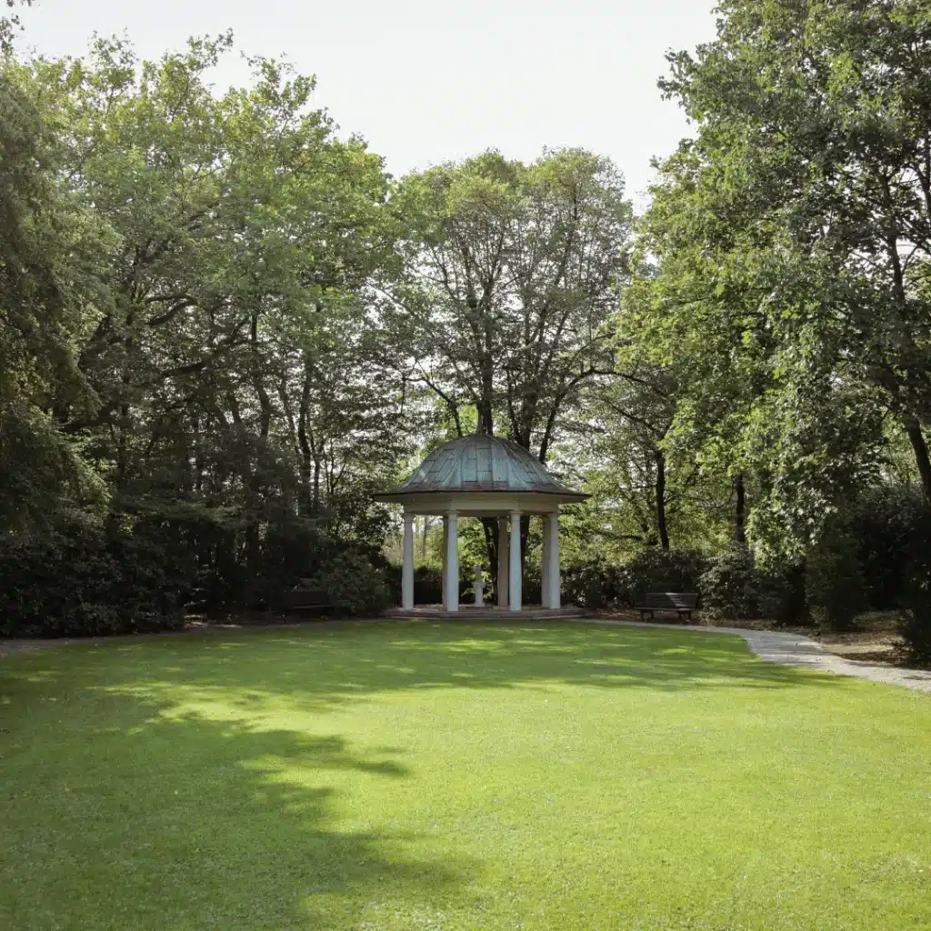 Außenbereich mit Garten der MOJO Physiotherapie Hennef – natürliche Umgebung für Therapie