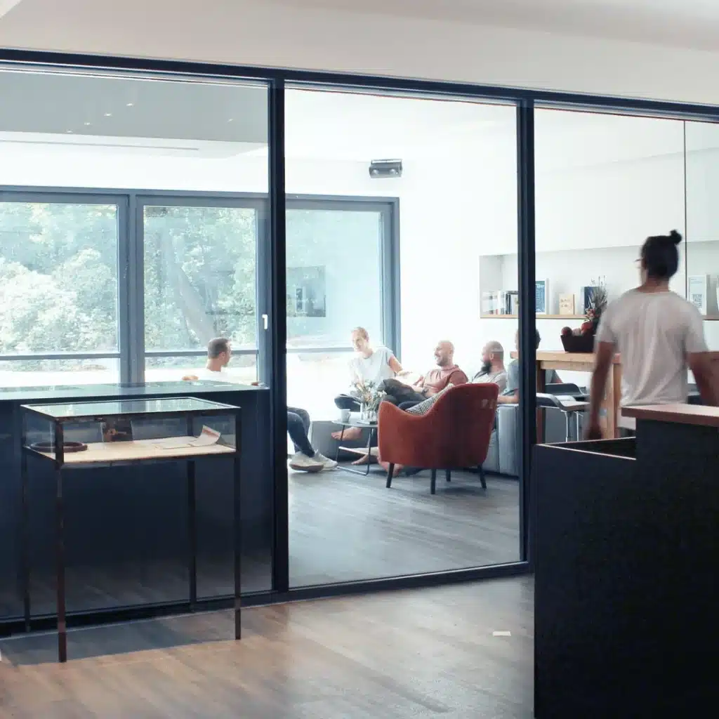 Moderner Wartebereich bei MOJO Physiotherapie Hennef